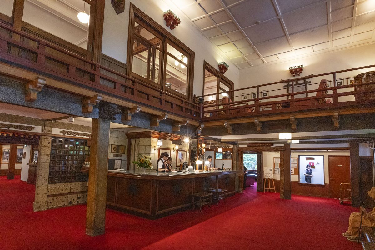 外国人向けに作られたため、高めのフロントカウンター