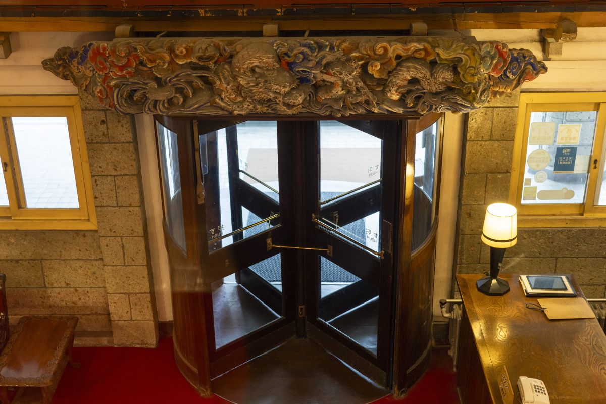 上部の「三つ爪の龍」の彫刻が特徴的な回転扉