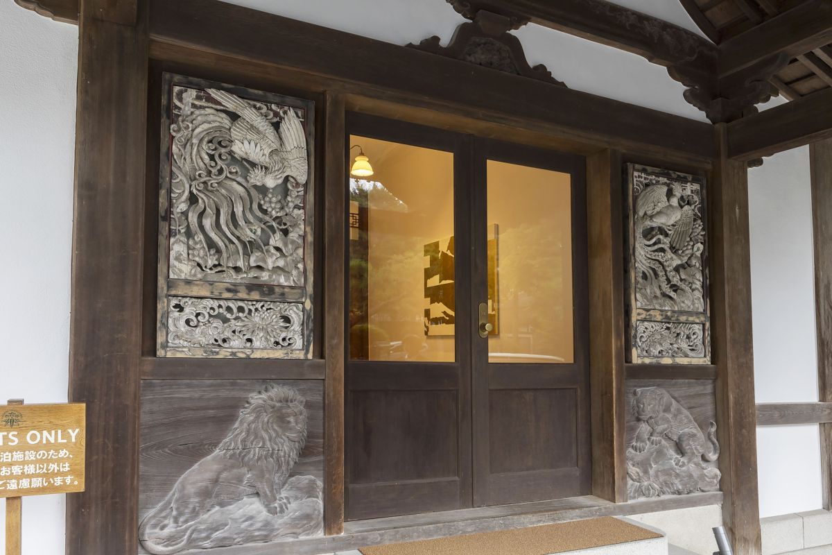 入口の彫刻は夜にはライトアップされる