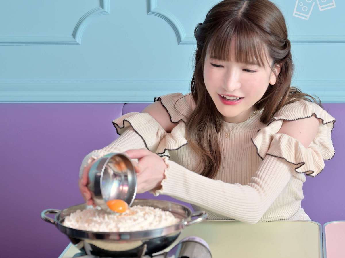 最後に卵黄と粉チーズをのせたら、あとは鍋に火が通るのを待つだけ