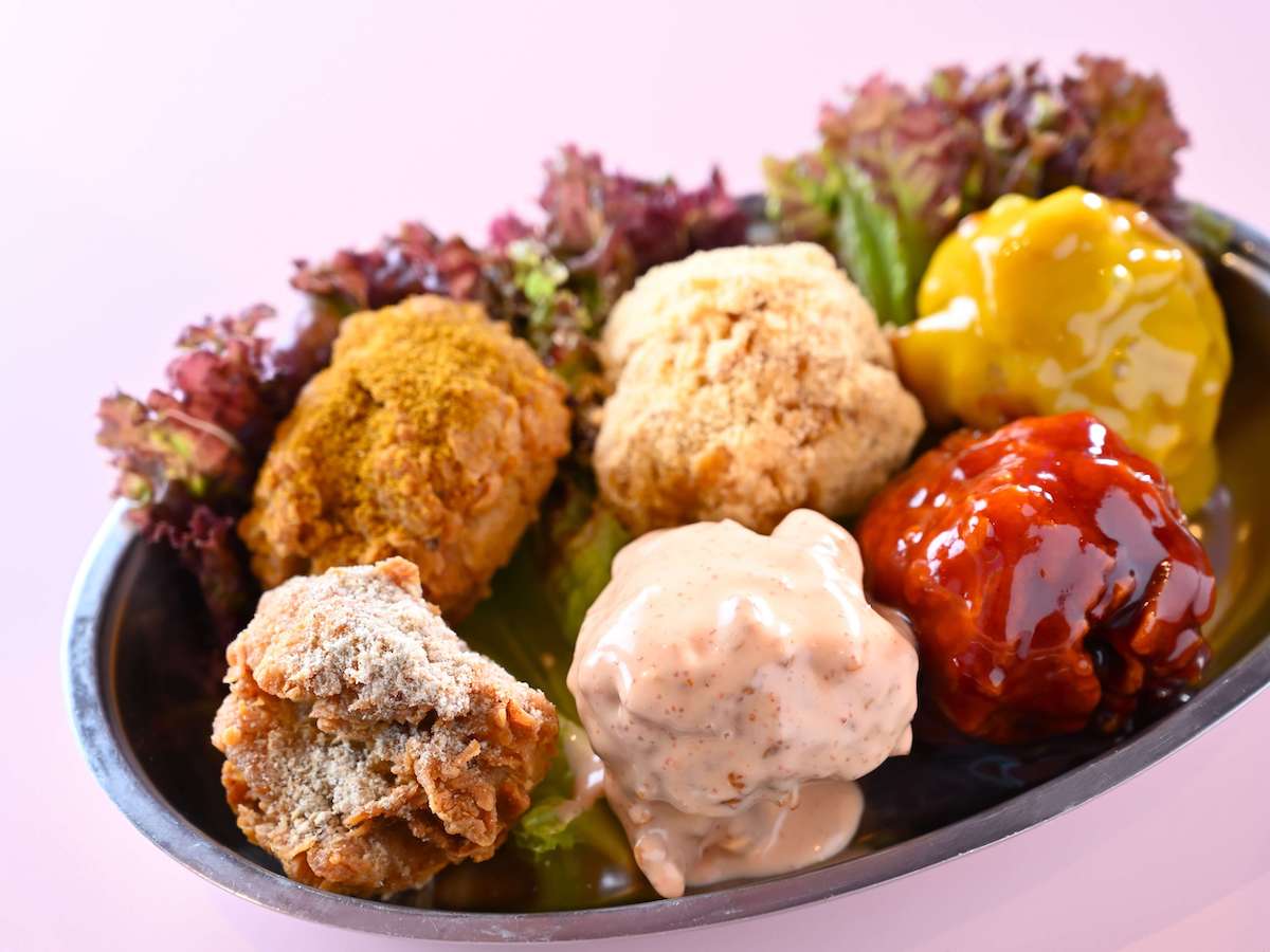 「韓国屋台名物 ハンサムチキン」 1個220円 ※写真はスノーチーズ、クリスピー、ハニーマスタード、ヤンニョムなど