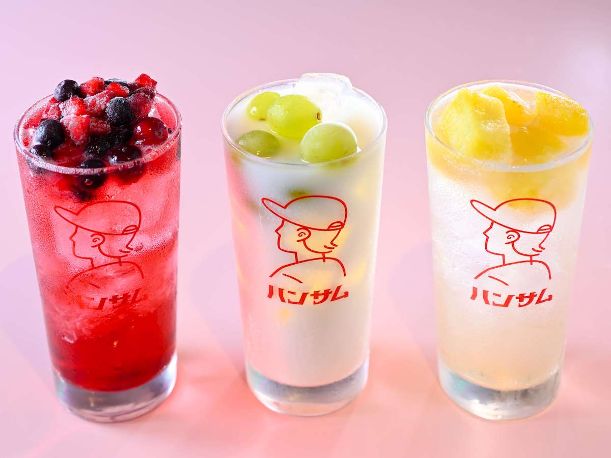 「美酢（ミチョ）ソーダ」各495円 （写真左から）ザクロ&凍結ミックスベリー、マスカット&凍結マスカット、パイナップル&凍結パイン