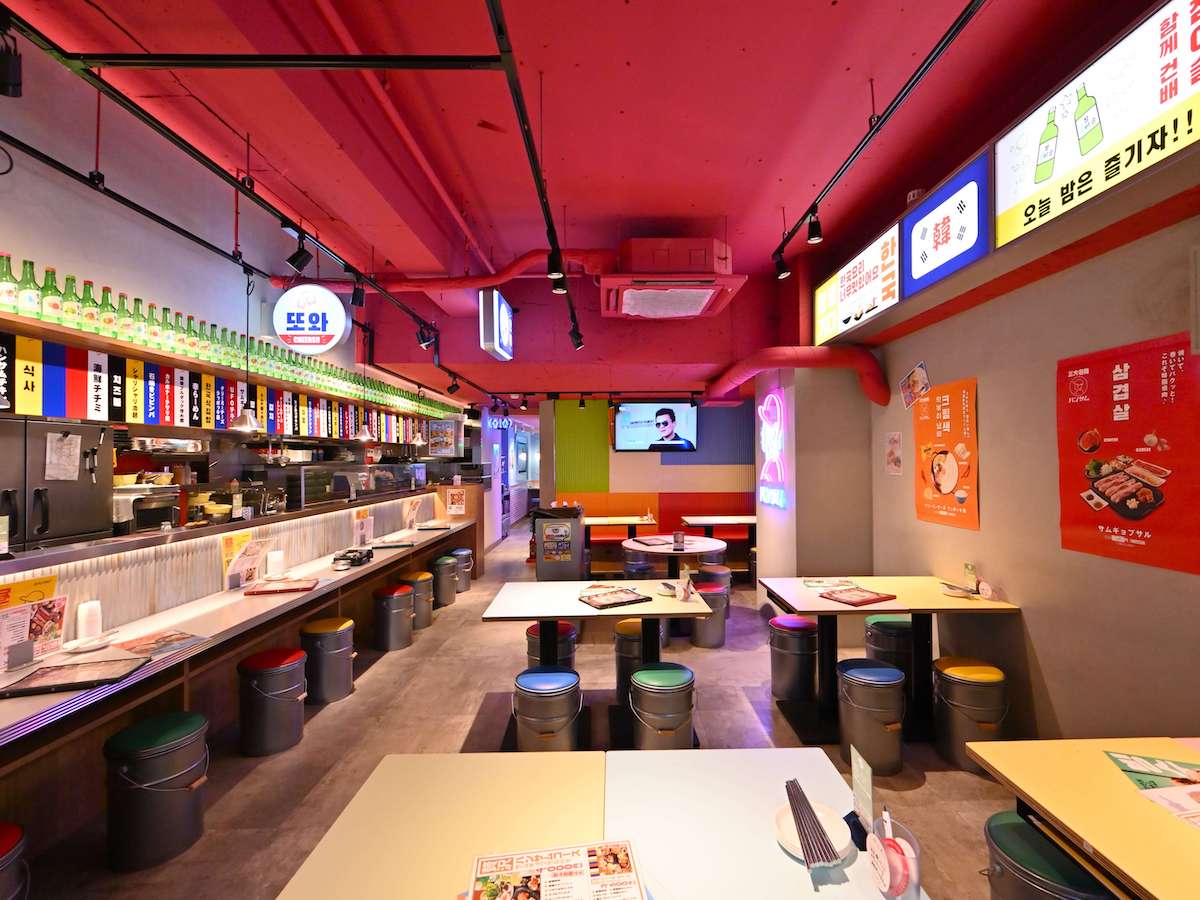韓国屋台を再現した広々とした店内