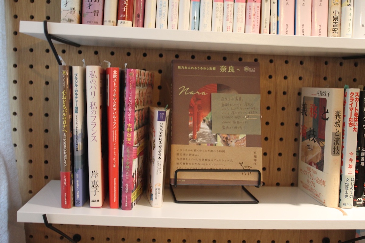 店主が書いたポップを読んで本を探すのもおすすめ