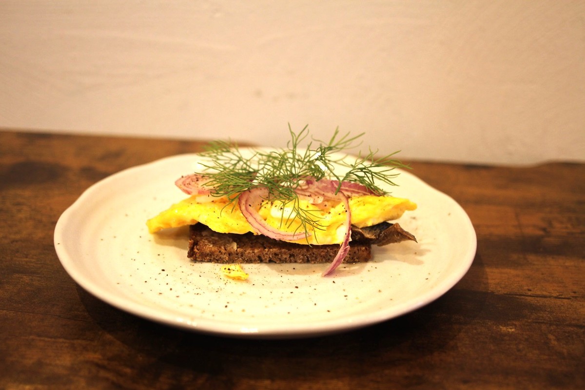 「デンマーク風オープンサンドイッチ にしんの燻製」680円