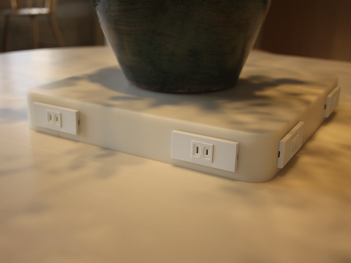 中央テーブルの花台にはコンセントも完備