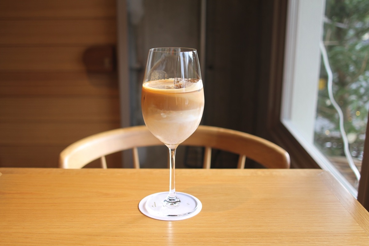 ワイングラスで提供されるアイスラテ