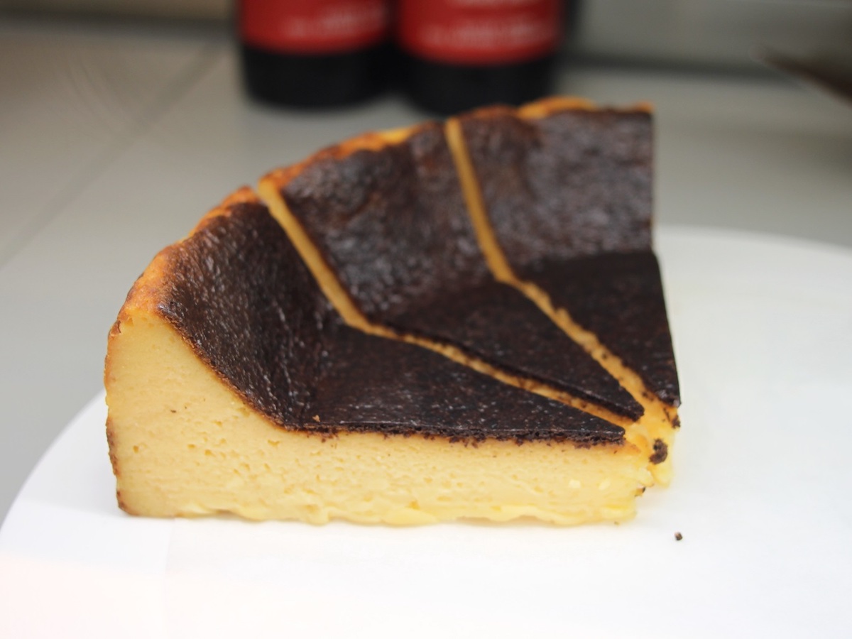 城陽のブランド卵「茶の月」を使用した「バスクチーズケーキ」700円