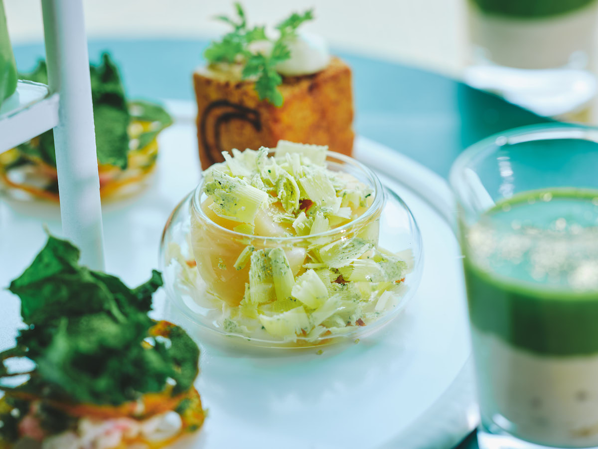 左手前から奥へ「ズワイ蟹」「帆立貝柱のポッシェ」「トリュフケークサレ」