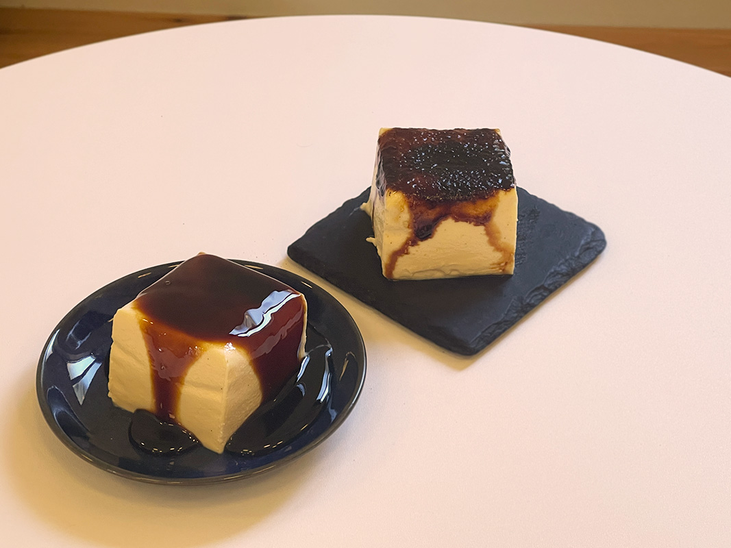 （左から）「カラメルプリン」600円、「ブリュレプリン」600円