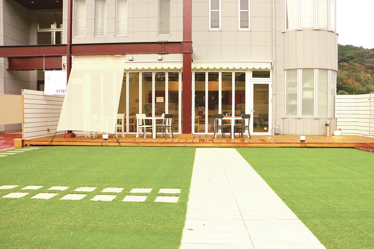 お手入れされた芝生のお庭はチャペルをイメージしているそう