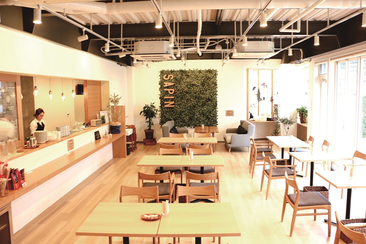 明るく開放的な店内