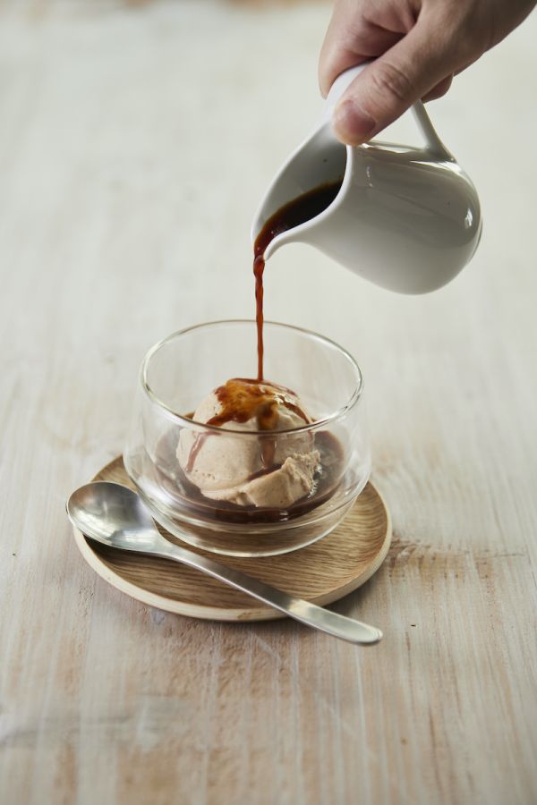 「塩バターキャラメルアイスクリームのアフォガード」750円／© MAISON LE ROUX