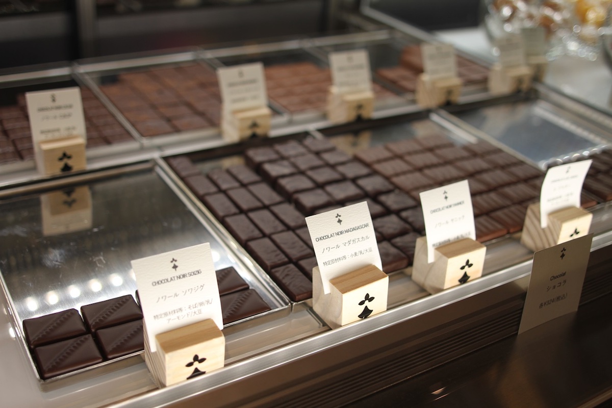 そばの実を使用した「ソワジグ」330円（テイクアウト324円）など個性豊かなショコラが並ぶ