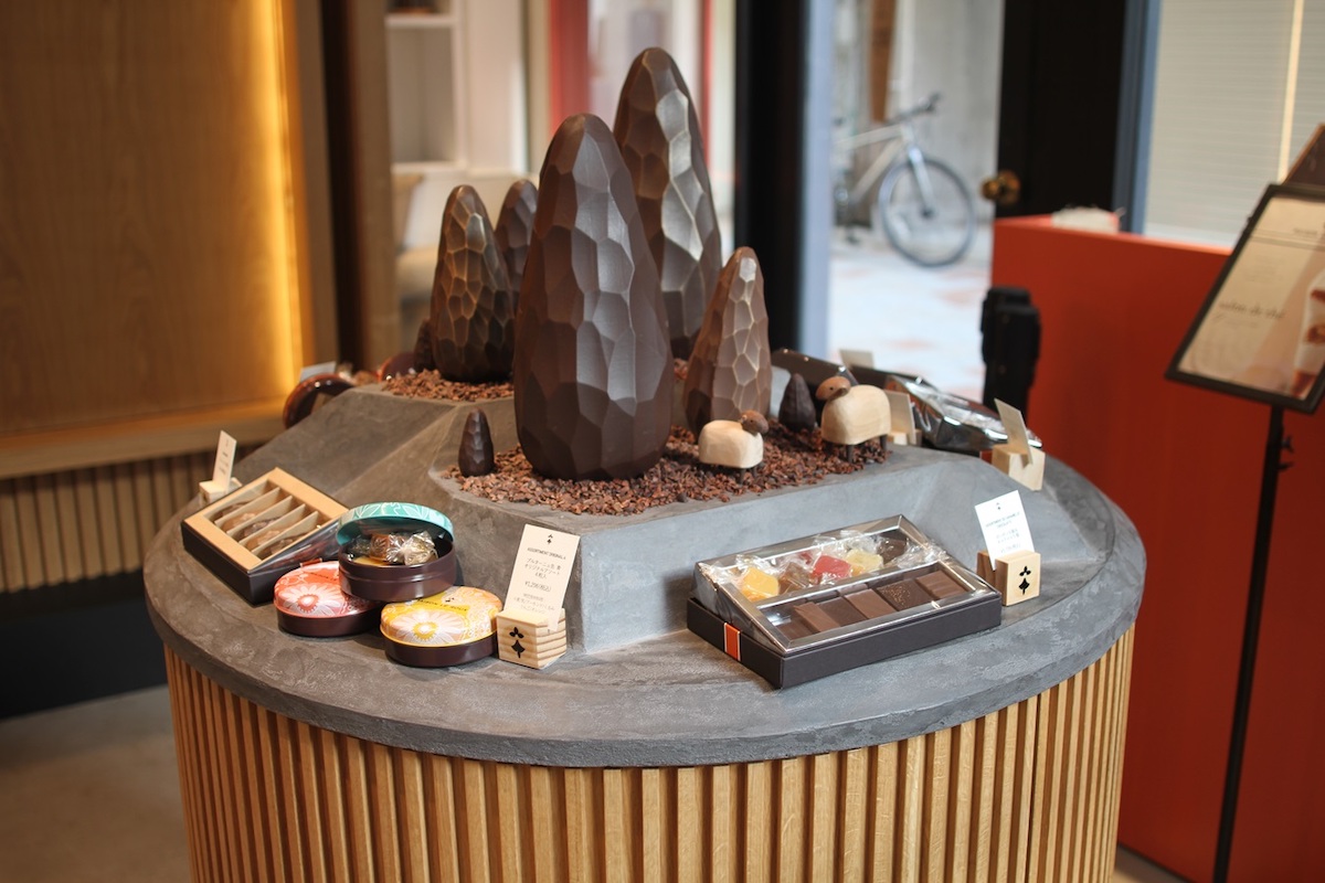 ミニメニールを模したオブジェが並ぶディスプレイもすてき