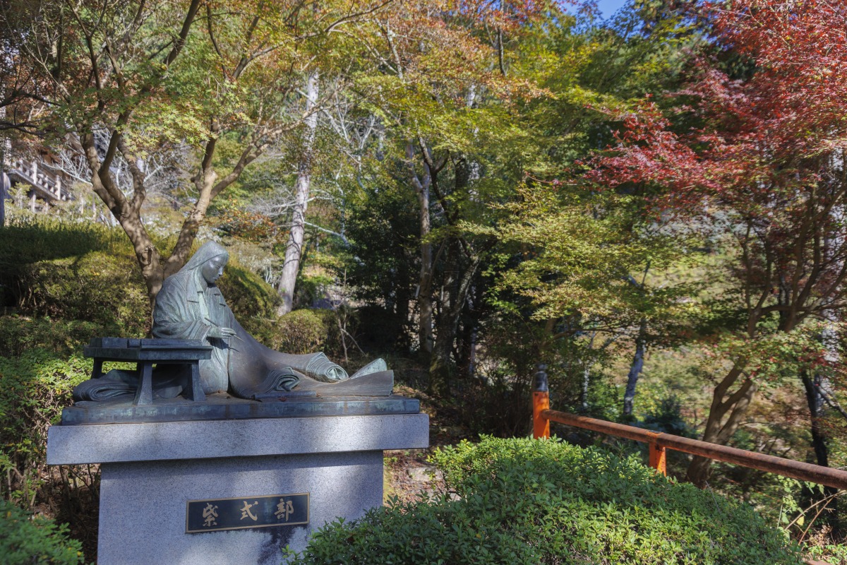 源氏苑の一角にひっそりと立つ紫式部像