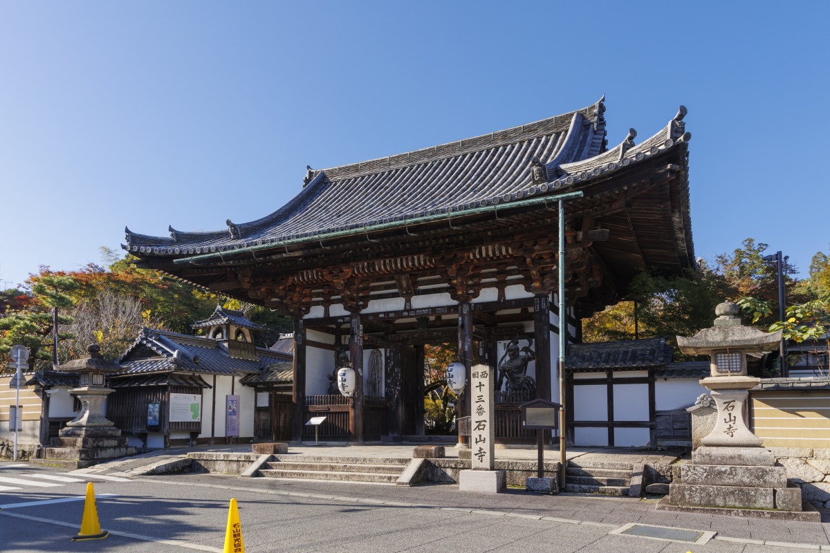 鎌倉時代に建立された東大門。後に淀殿が改修を手がけた