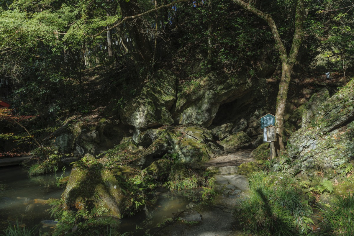 石山寺のくぐり岩