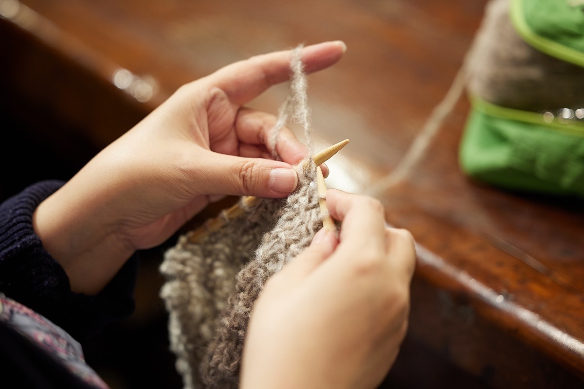 ひと目ひと目ていねいに編んでいく