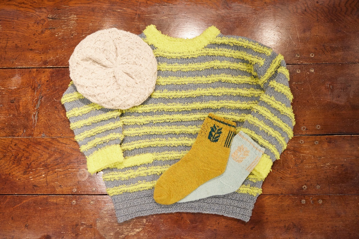 「fortunaフォルトゥーナ（ベレー帽）編み物キット」3800円、「Ｔセーター No.3『BORDER POCKET ボーダーポケット』編み物キット」1万2000円、「リバティ（ソックス）編み物キット」2500円