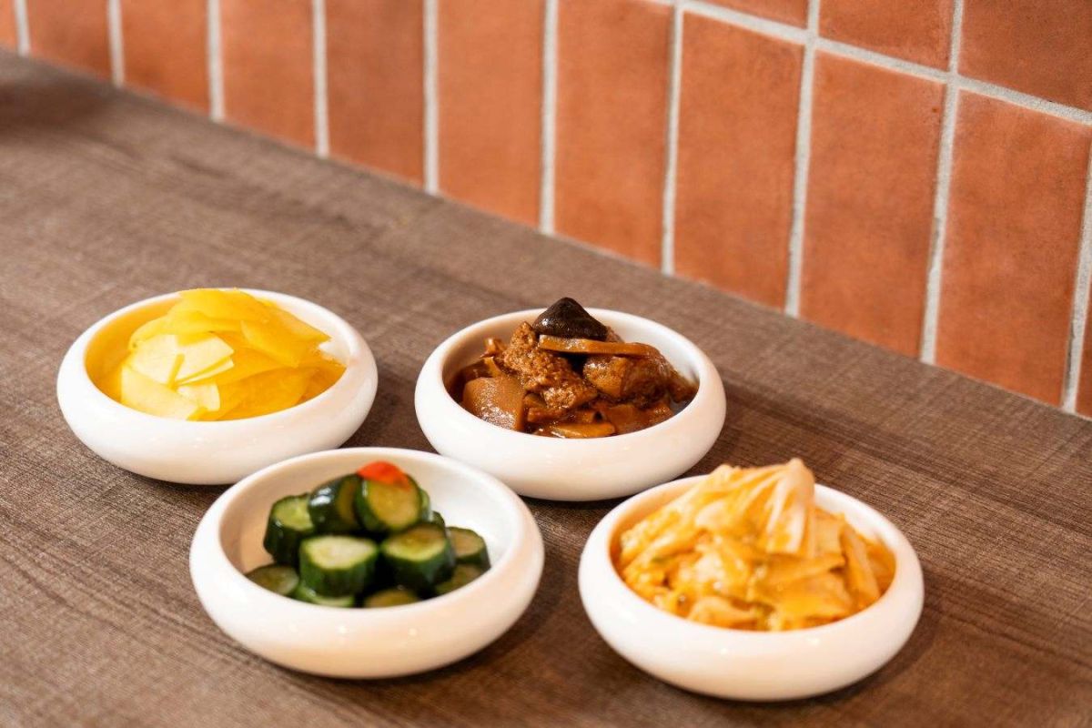 (左奥から時計回りに)「百香果青木瓜」NT$60、「烤麩」NT$100、「黃金泡菜」NT$120、「金錢小黃瓜」NT$60 ＜本文3‐2＞