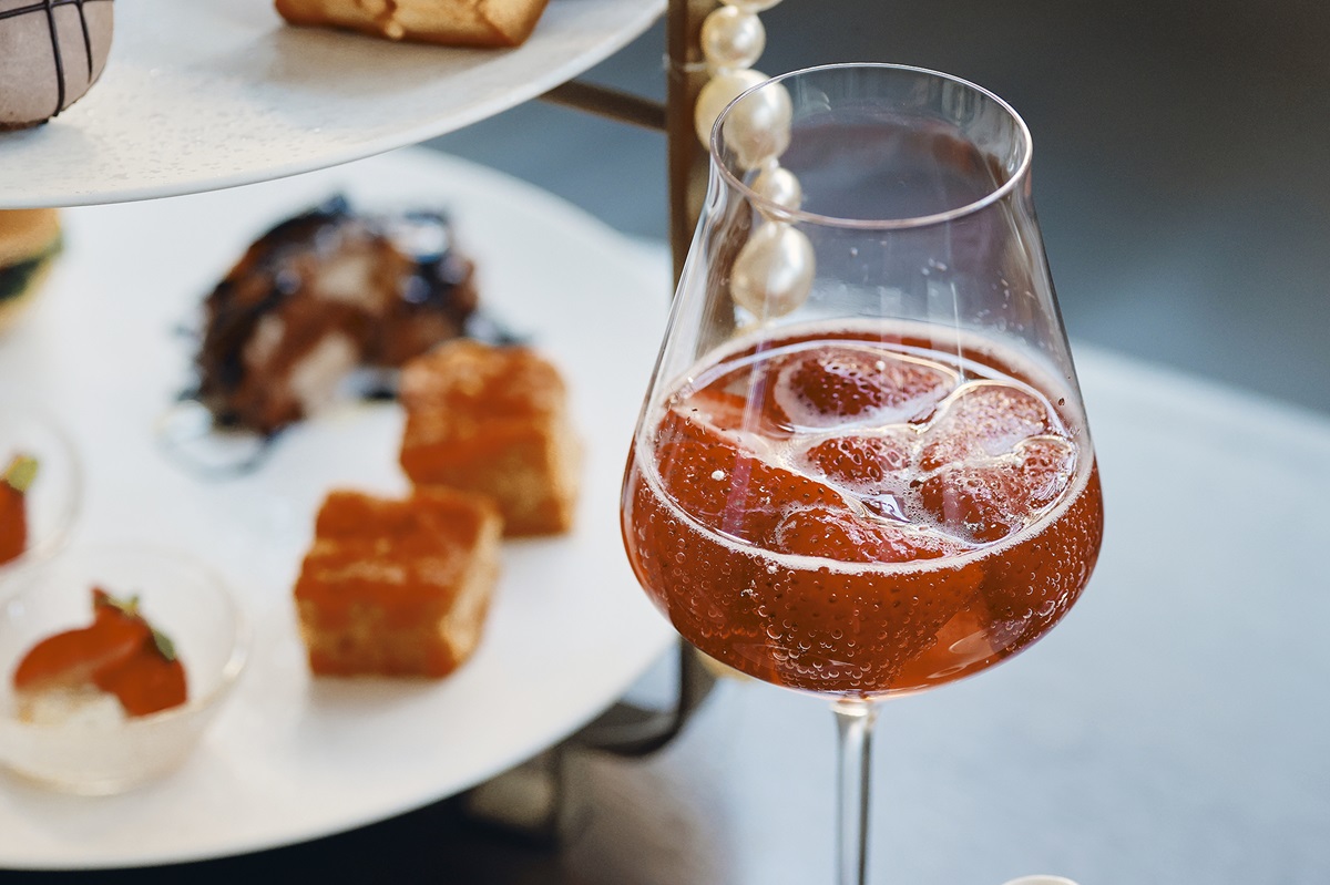 フレッシュないちごがたっぷり入ったシャンパンカクテル