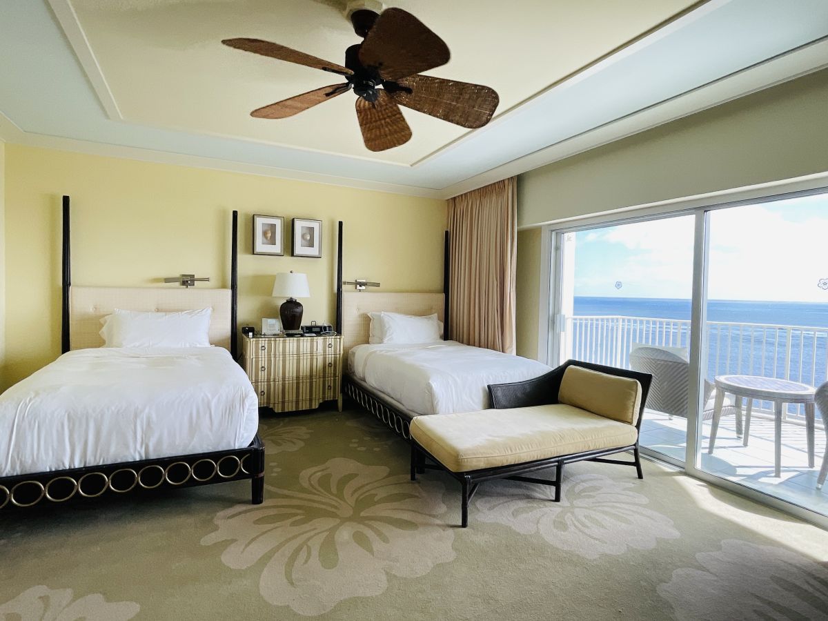 一面真っ青のオーシャンフロントラナイの客室