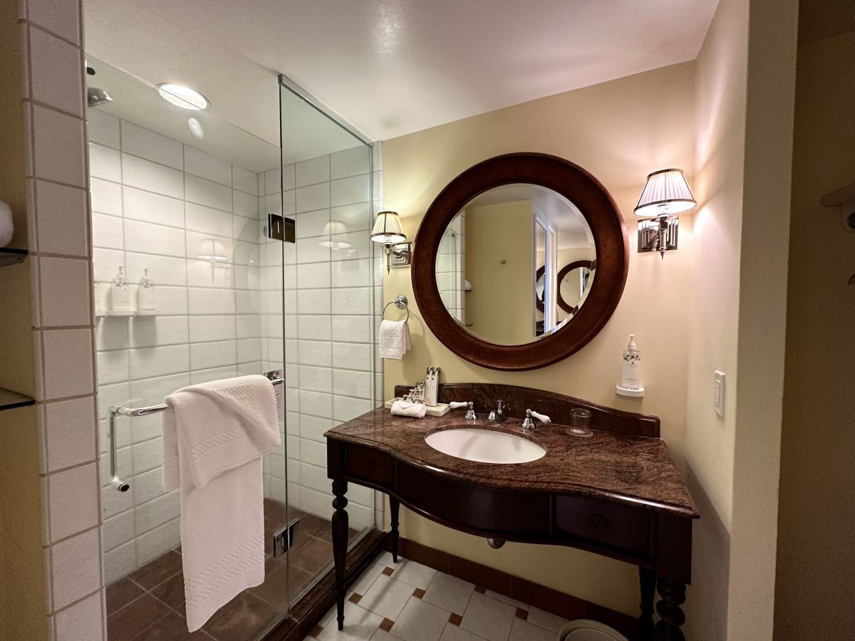 バスタブとシャワーブースは分かれたタイプ。