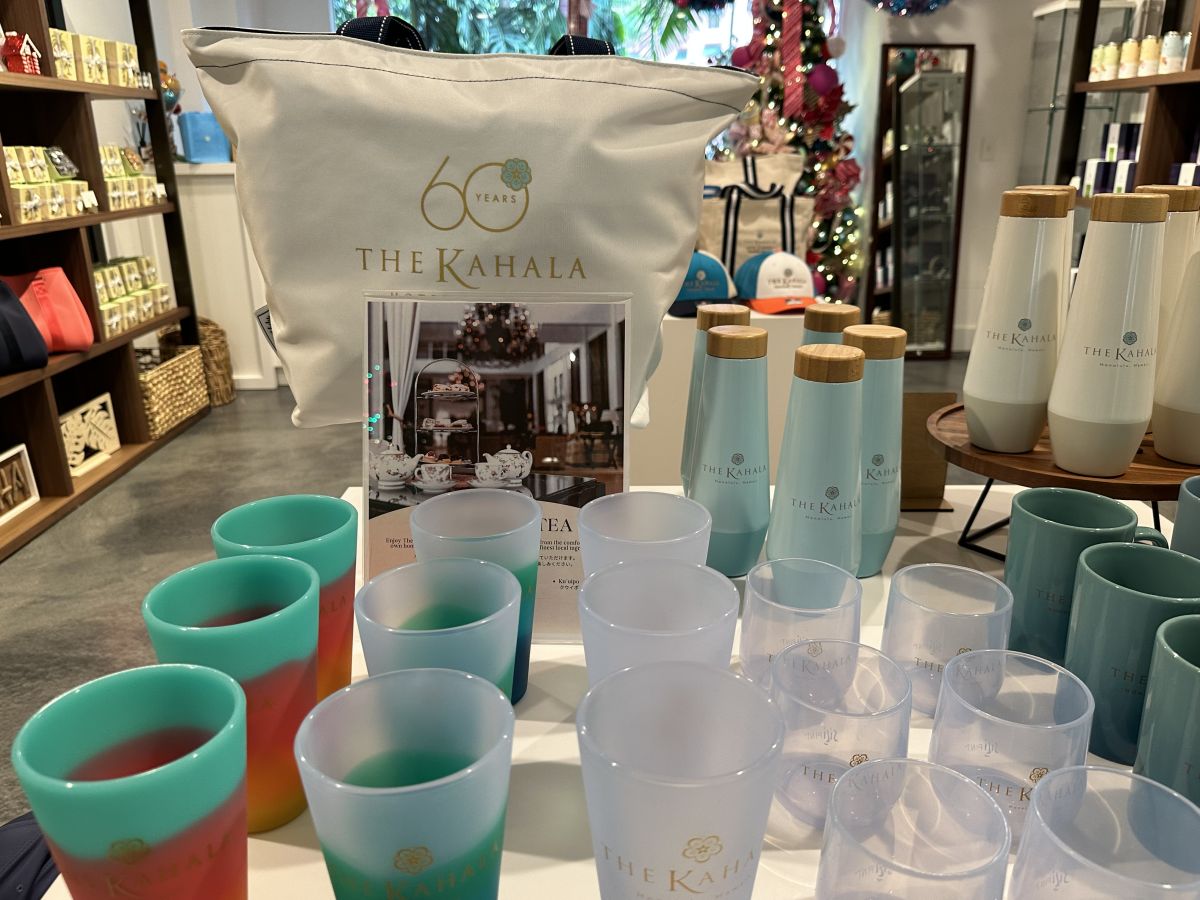 中央にあるのは60周年記念のトートバック$125