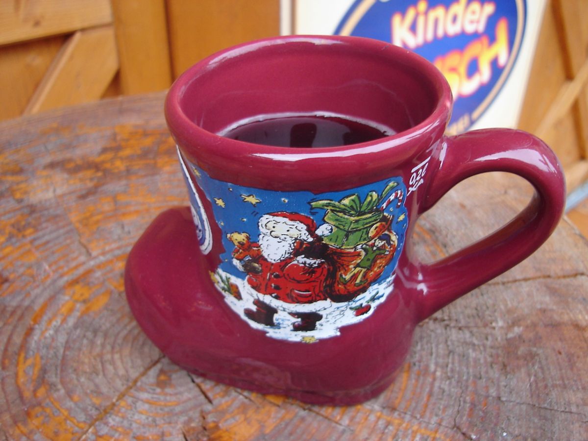 グリューワインはワインに各種スパイスを入れて温めたもの