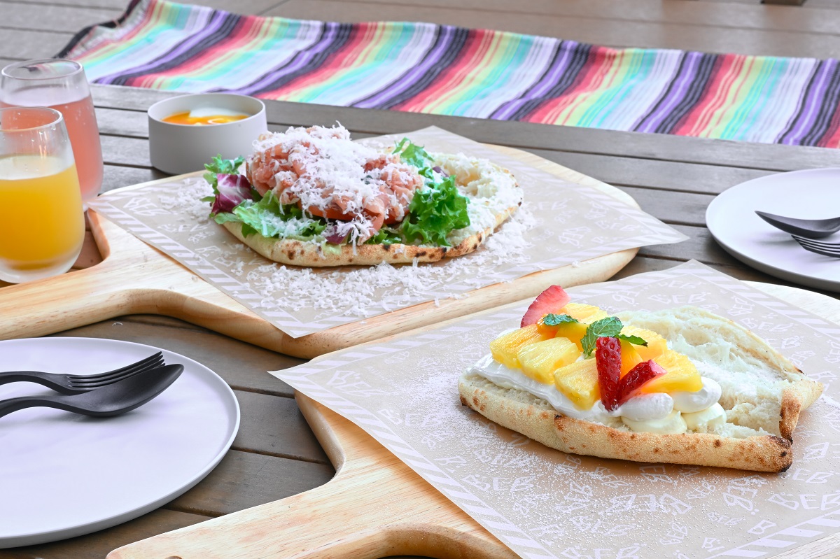 写真奥から「パニーノ生ハムサラダ」、「パニーノトロピカルフルーツ」