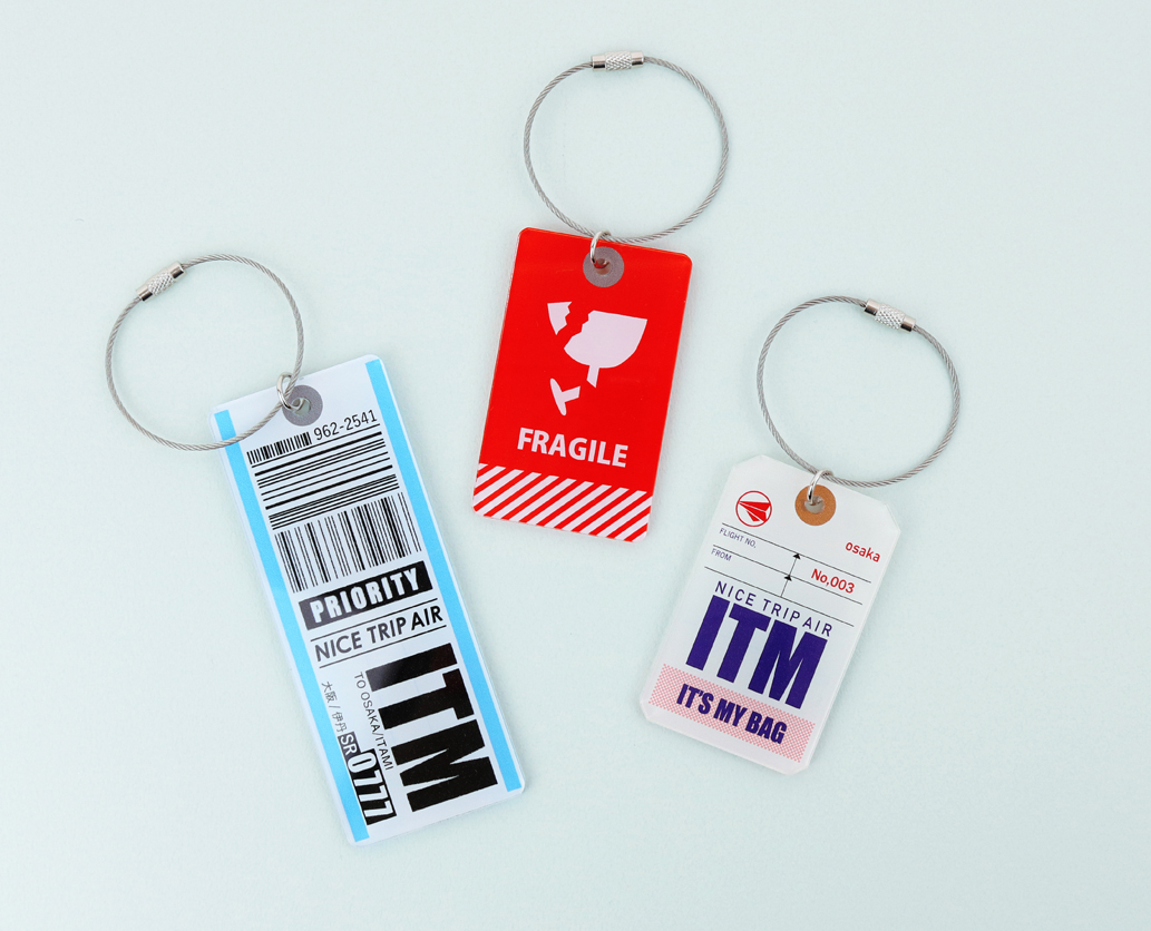 「ラゲッジタグキーホルダー」各770円