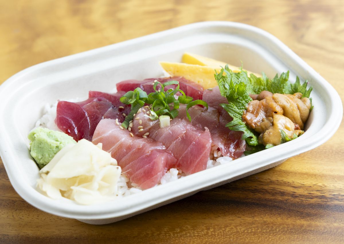 ミックスマグロ丼 $14.50 （写真は北海道産のウニを追加 $6.95）