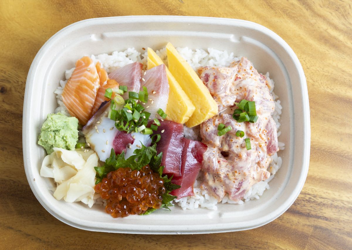 ちらしコンボ  $19.10 （写真はイクラを追加 $5.50）