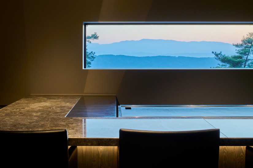 「TEPPAN Shu」のカウンターから望む山並みは感動レベル