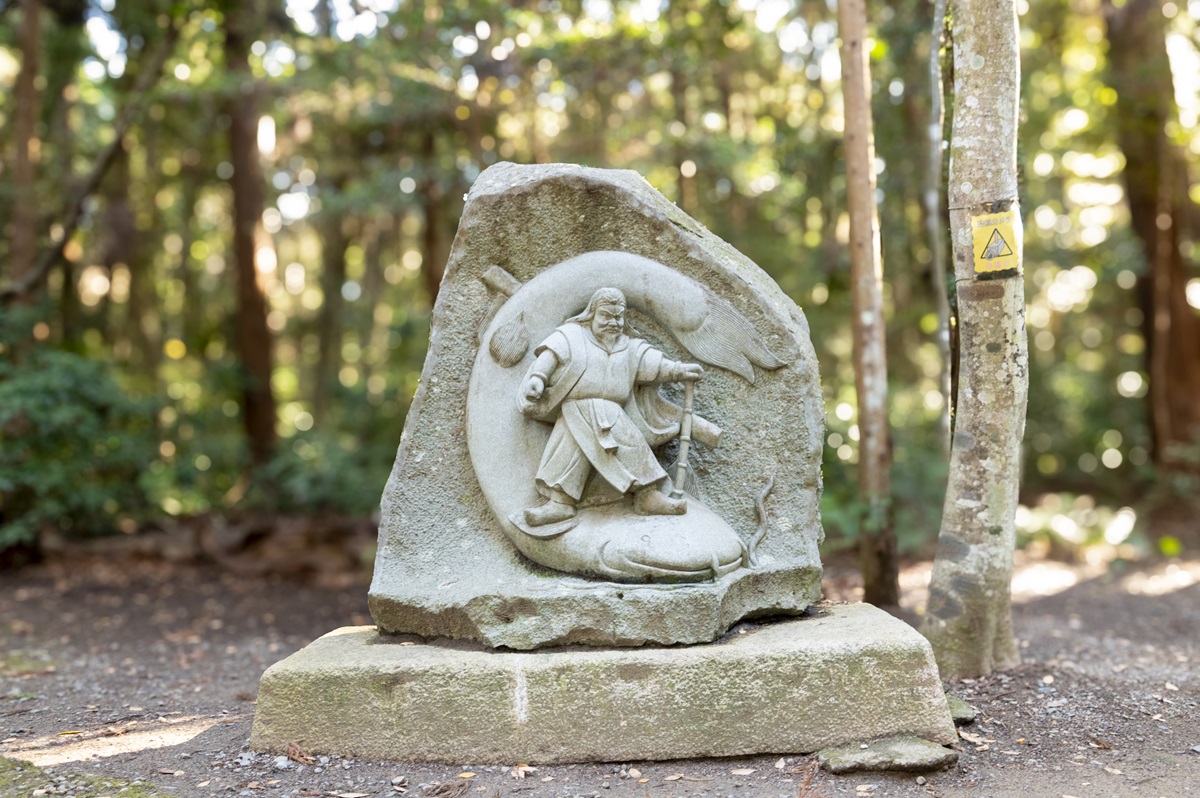 地震を起こす大ナマズをグッと押さえつけるタケミカヅチ
