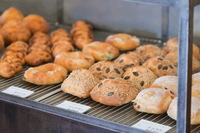 マスカットレーズンが入った「ミュスカ230円」、食感が楽しい「シードパン280円」など、風味豊かなパンが勢揃い