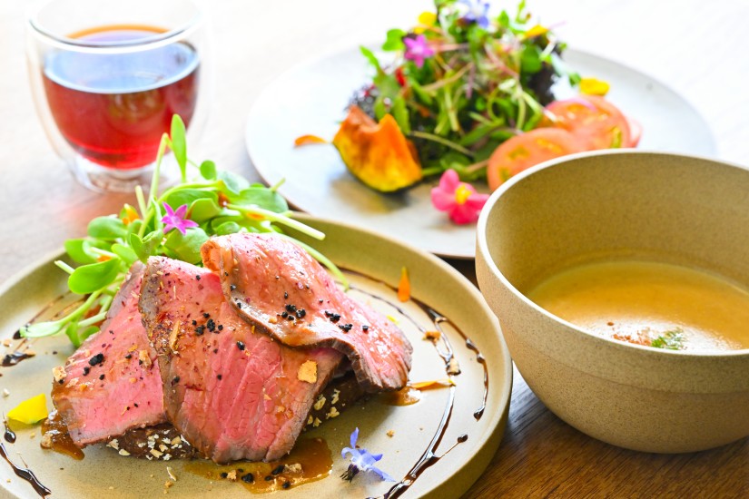 スモーブローのランチセット。信州牛のローストビーフ マイクロヒマワリのせ2750円