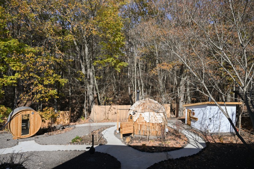 ピザ窯をヒントに設計された「kapy（カピュ）：写真中央」や、登り窯がモチーフの「valko（ヴァルコ）：写真右」。一度に6名まで利用できます