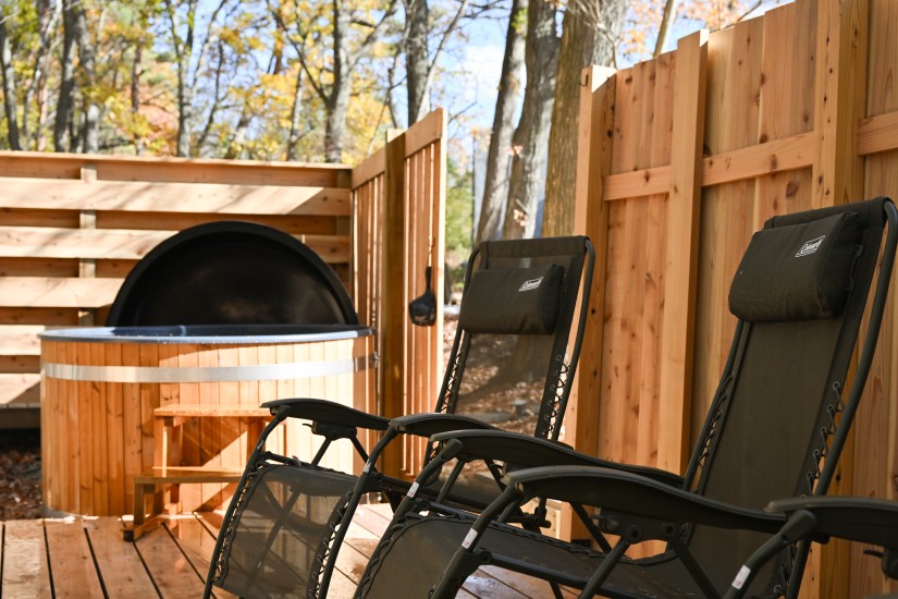 木立に囲まれ、川のせせらぎを聞きながら過ごす外気浴スペース。浅間山の地下水を汲み上げて使用している水風呂も特徴のひとつ