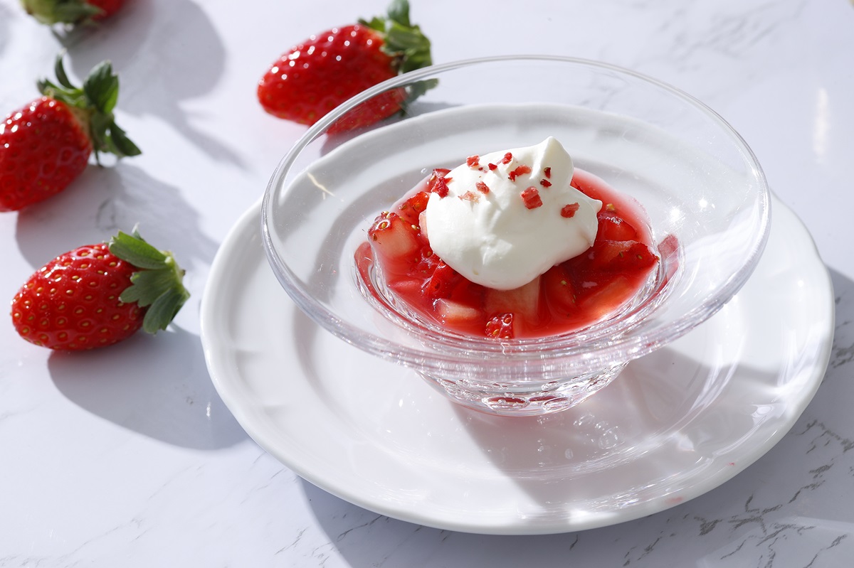 瑞々しい苺を味わえるスペシャルディッシュ「いちごのスープ」は別皿で提供