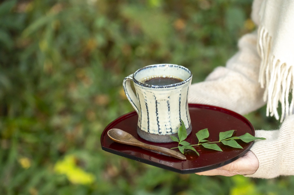 御手洗池のほとりの茶店「一休」では「名水ホットコーヒー」○○円が味わえる