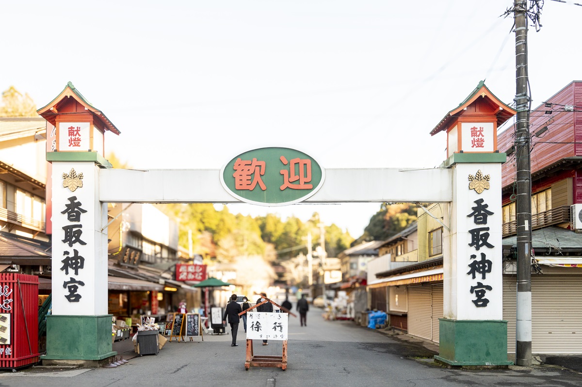 賑やかな参道商店街の入口