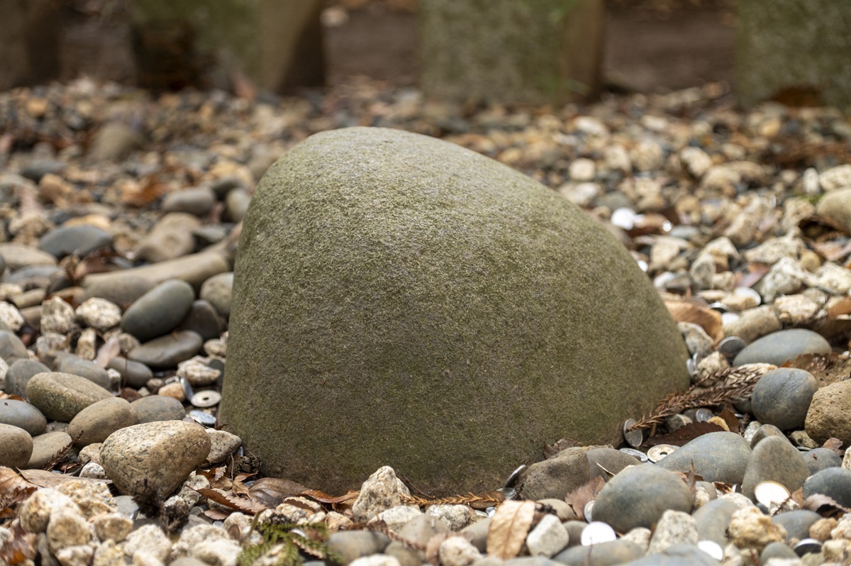 ミステリアスな霊石・要石