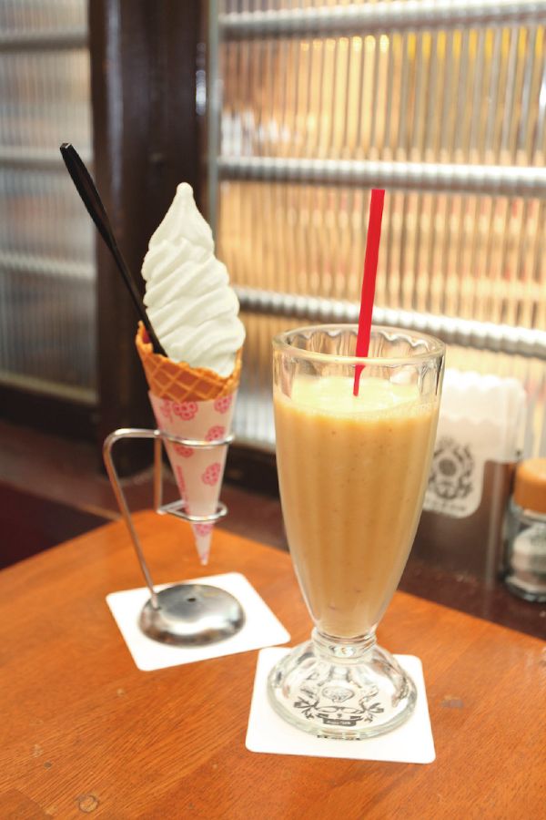 ミックスジュース750円、生乳ソフトクリーム400円