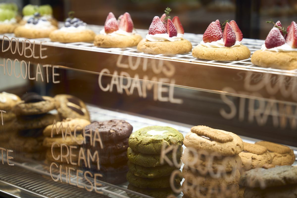 ショーケースに並ぶ15種類のクッキー。どれにしようか迷う……