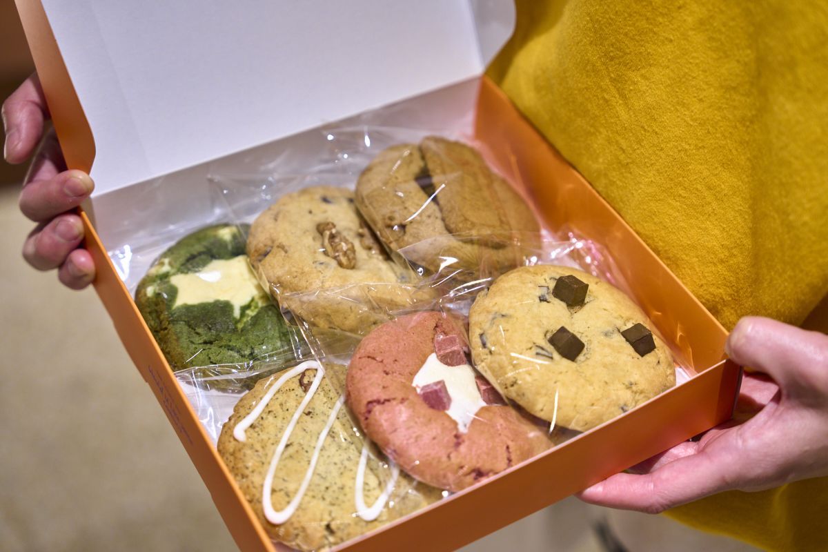 上から時計まわりに、「マッチャ クリームチーズ」、「ウォルナッツ ダークチョコレート」、「ロータス キャラメル」、「チョコレートチップ」、「ダブル イチゴ」、「レモン アールグレイ」各450円