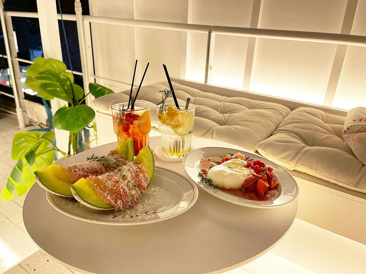 「生ハムメロン」2200円、「いちごとブラータチーズ」2500円、「果実チャミスルサワー」マンゴーパッション、タルギ 各1200円 ※画像はノンアルコール
