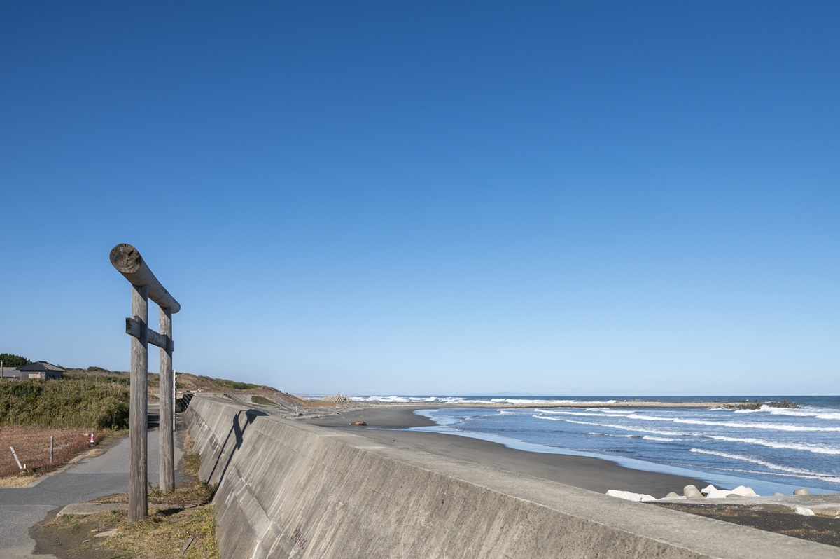 鹿島灘の堤防の傍にひっそりと立つ東の鳥居