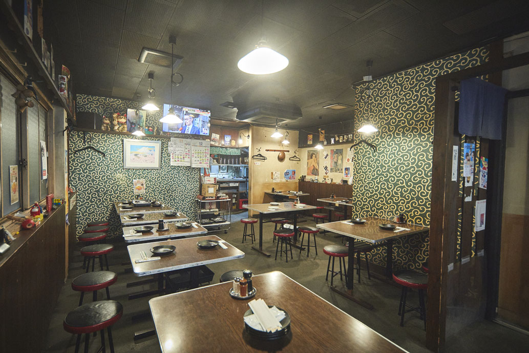 昭和なテーブルやイスが並び懐かしい雰囲気の店内。